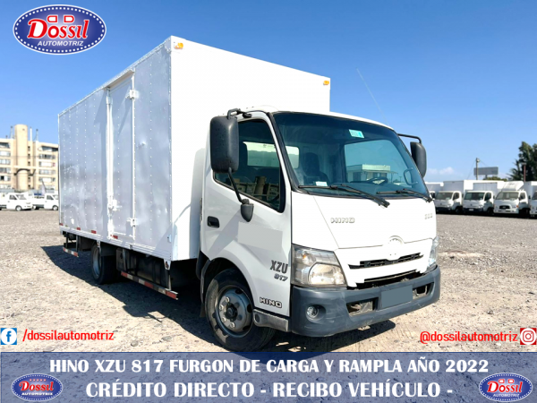 Camión Hino Xzu 817, año 2022, equipado con furgón de carga general y rampa hidráulica. valor $28.980.000